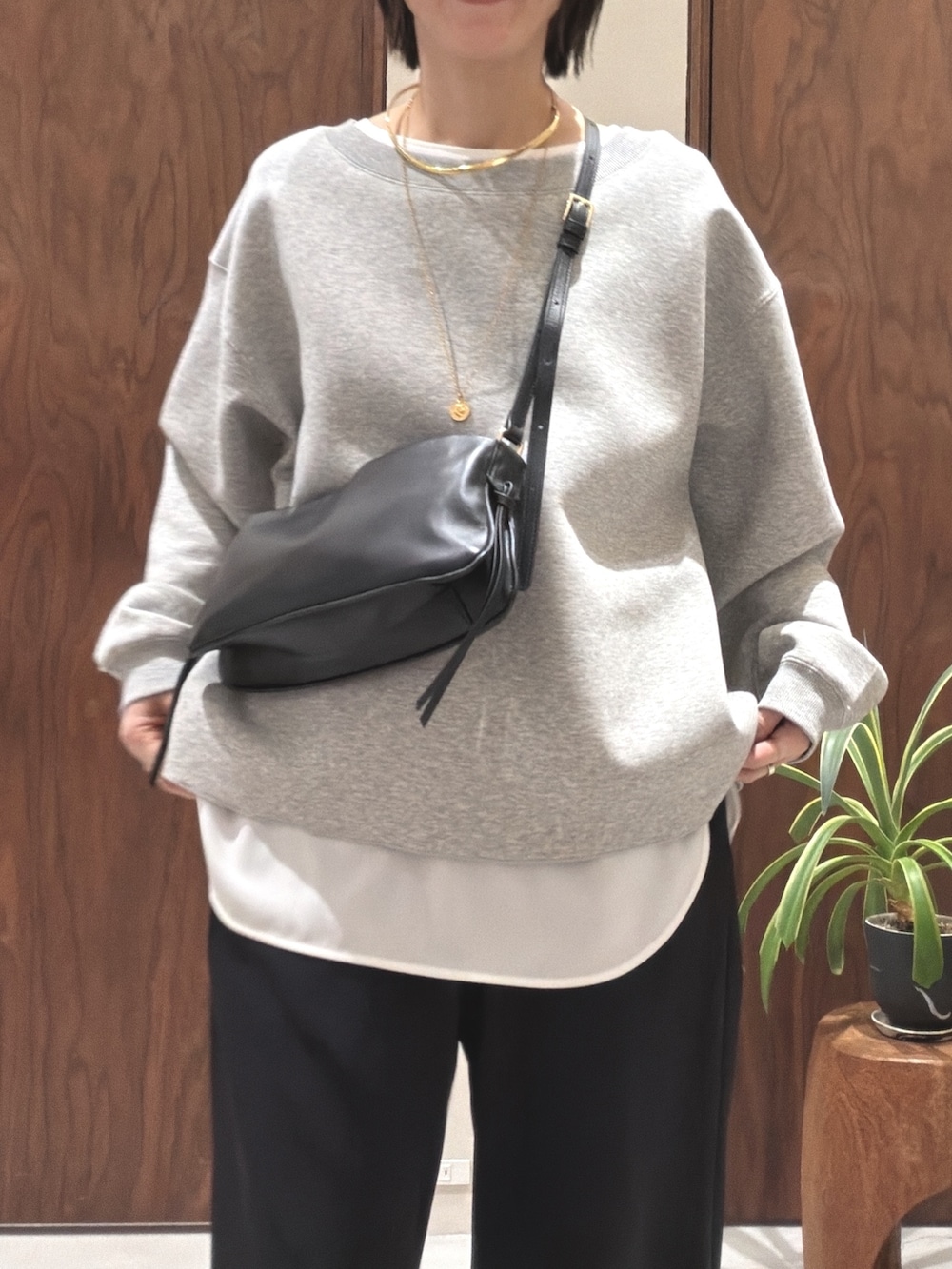 グレー系のTシャツ/カットソー、ブラック系のショルダーバッグ、ホワイト系のシャツ/ブラウスを着用したレディースの冬コーディネートの8枚目の写真