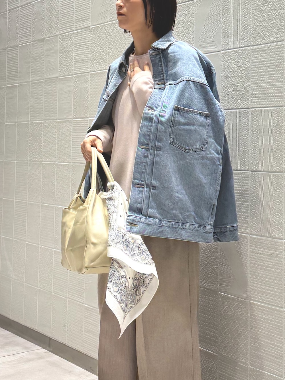 ブルー系のベスト、ベージュ系のシャツ/ブラウス、ホワイト系のTシャツ/カットソーを着用したレディースの冬コーディネートの4枚目の写真