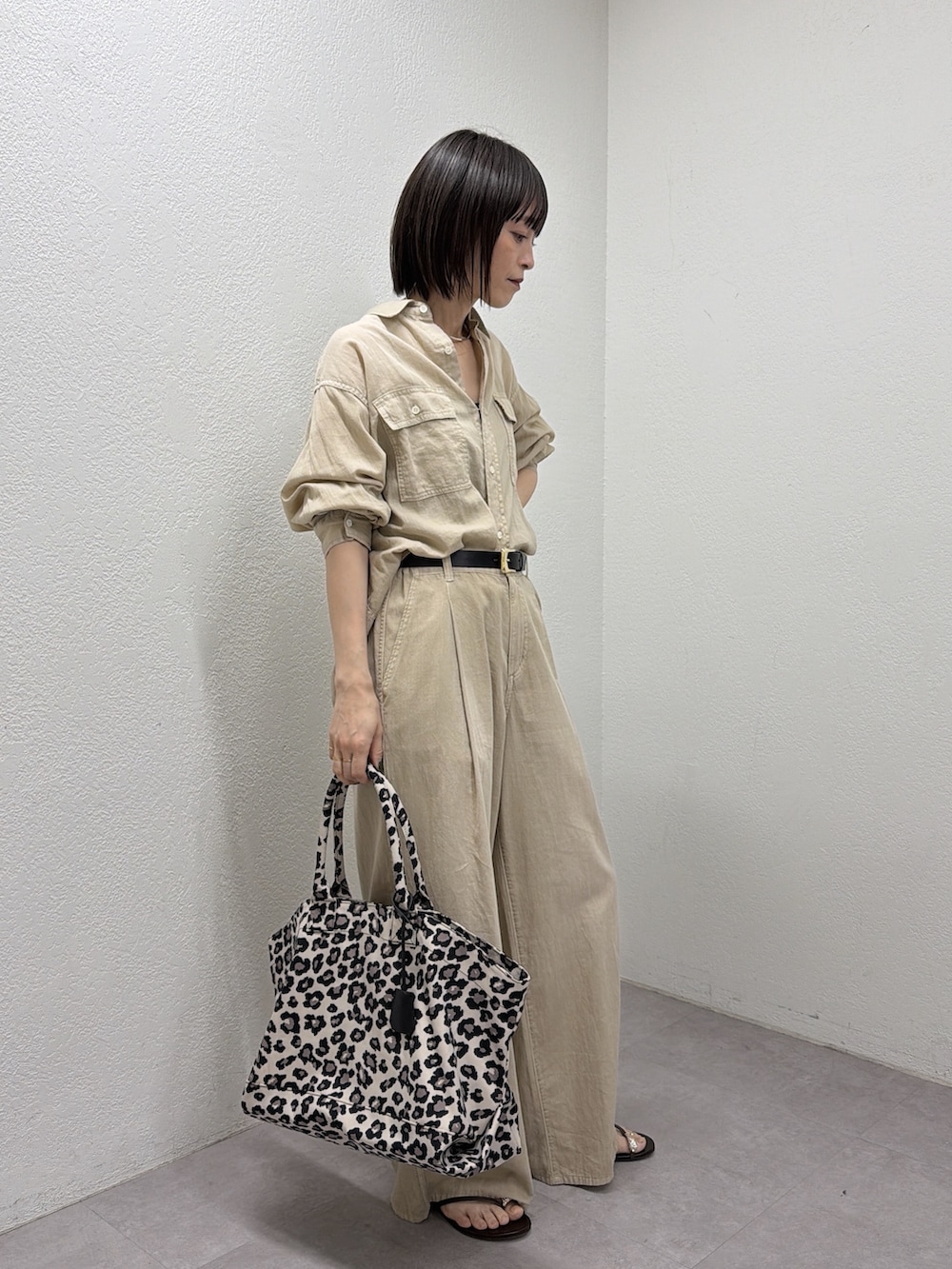 ベージュ系のシャツ/ブラウス、ベージュ系のその他パンツ、ブラック系のトートバッグを着用したレディースの春コーディネートの2枚目の写真