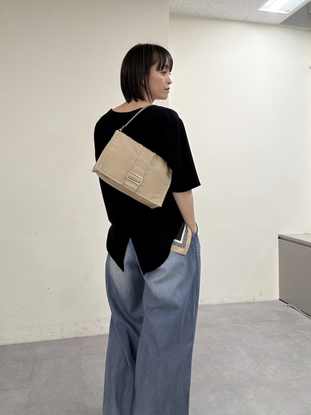 ブラック系のシャツ/ブラウス、ブルー系のその他パンツ、ゴールド系のスリッポンを着用したレディースの春コーディネートの7枚目の写真