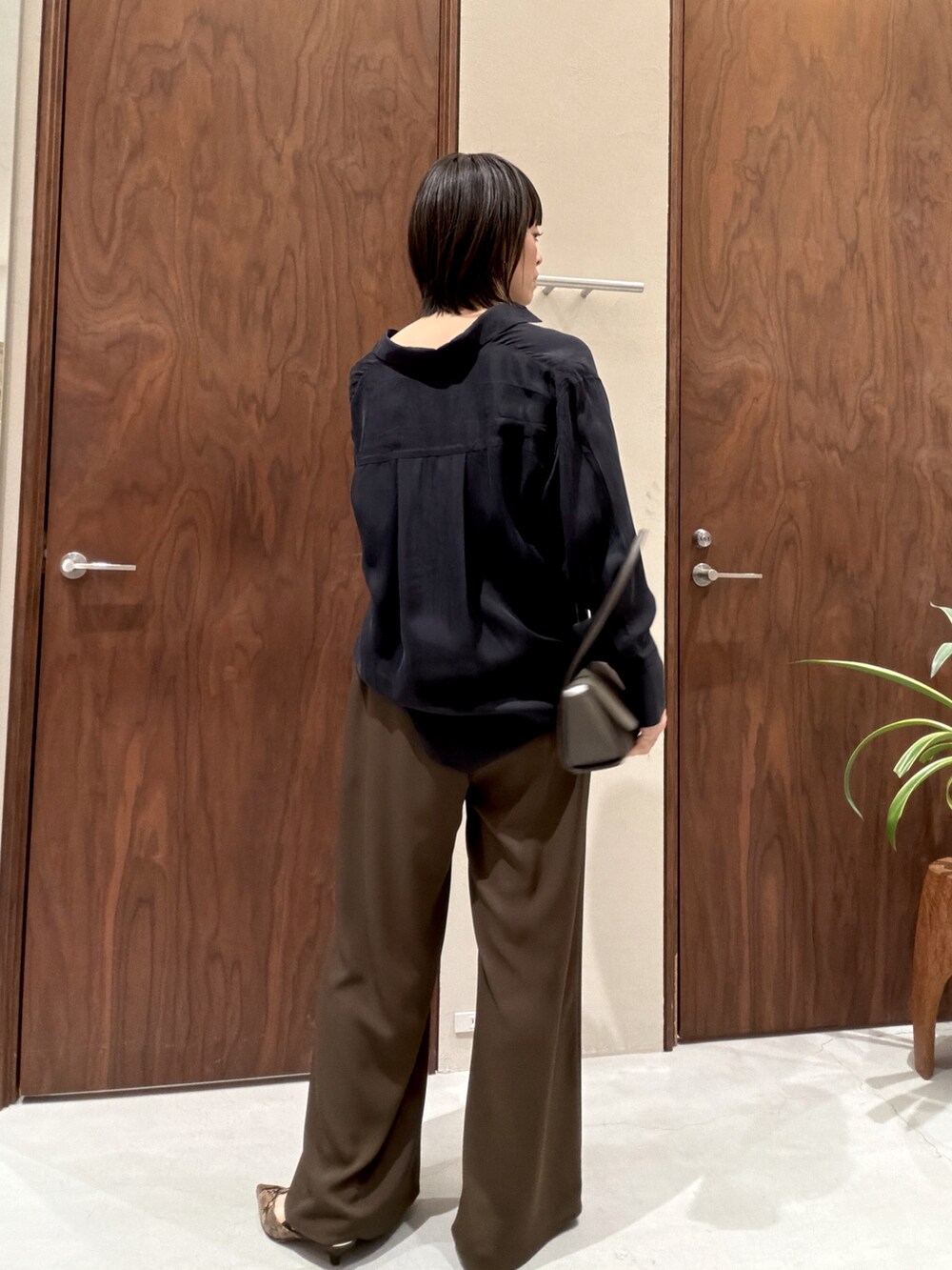 ブルー系のシャツ/ブラウス、ブラウン系のその他パンツ、ブラウン系のブーツを着用したレディースの春コーディネートの3枚目の写真