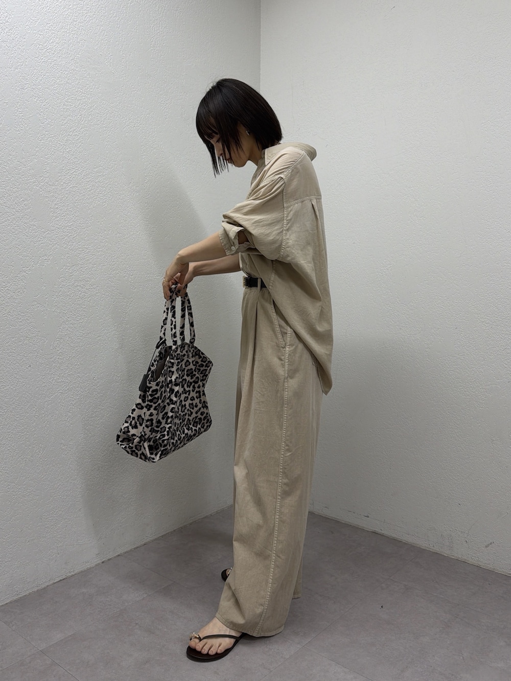 ベージュ系のシャツ/ブラウス、ベージュ系のその他パンツ、ブラック系のトートバッグを着用したレディースの春コーディネートの4枚目の写真