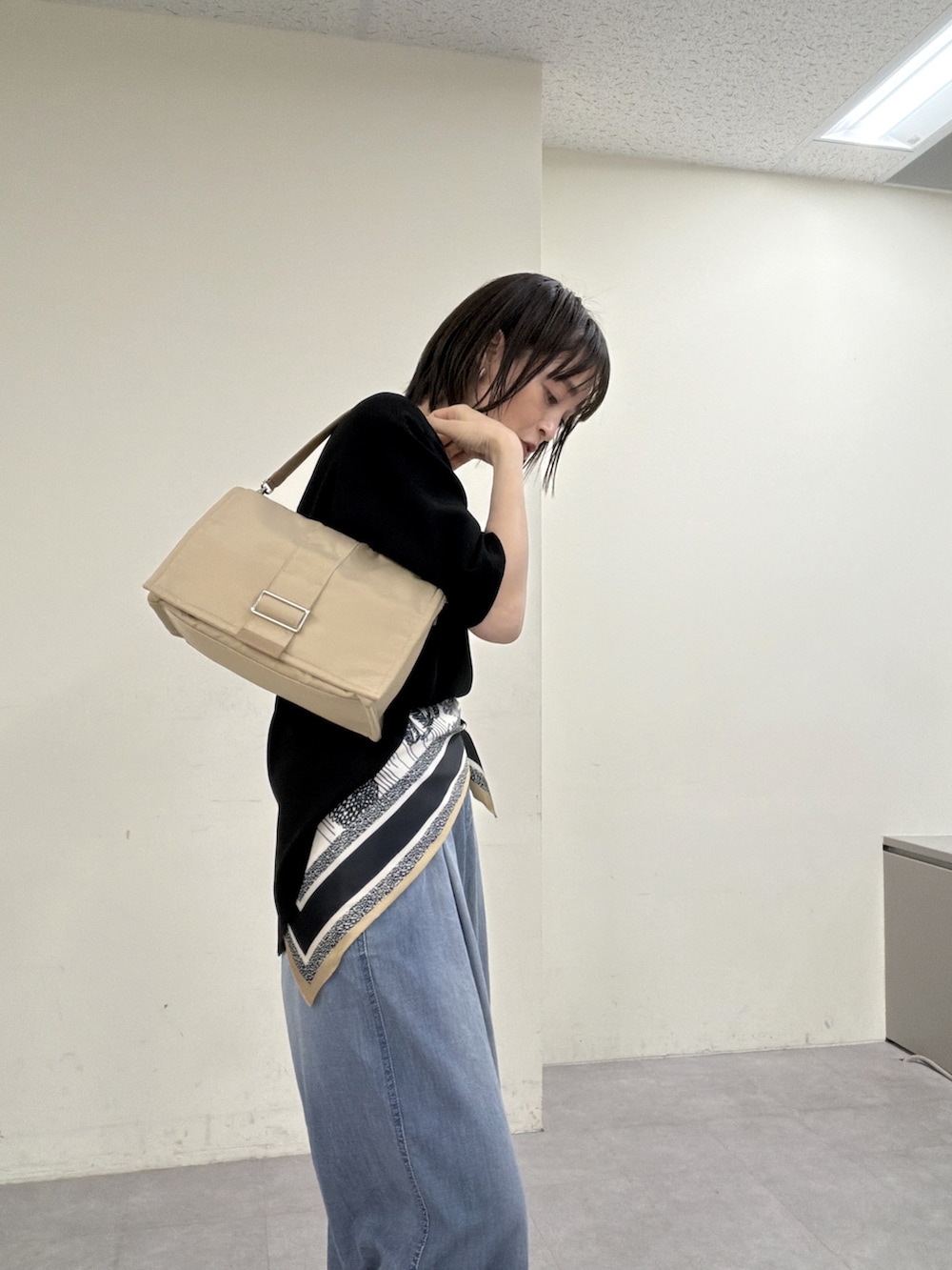 ブラック系のシャツ/ブラウス、ブルー系のその他パンツ、ゴールド系のスリッポンを着用したレディースの春コーディネートの5枚目の写真