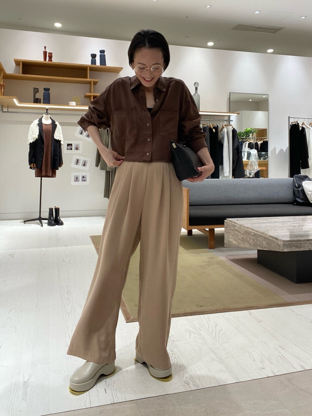 ブラウン系のシャツ/ブラウス、ベージュ系のその他パンツ、ベージュ系のブーツを着用したレディースの秋コーディネートの4枚目の写真