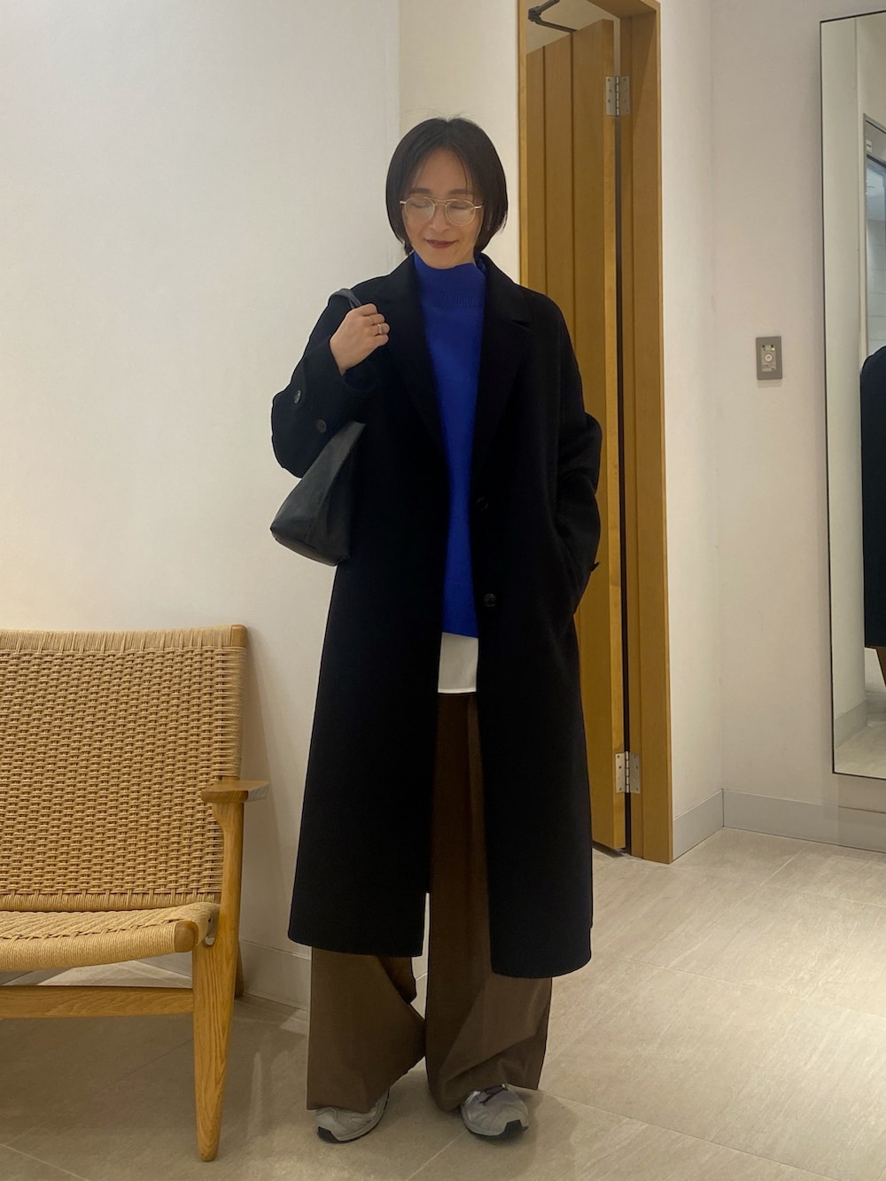 ブラウン系のその他パンツ、ホワイト系のシャツ/ブラウス、ブルー系のニット/セーターを着用したレディースの冬コーディネートの6枚目の写真