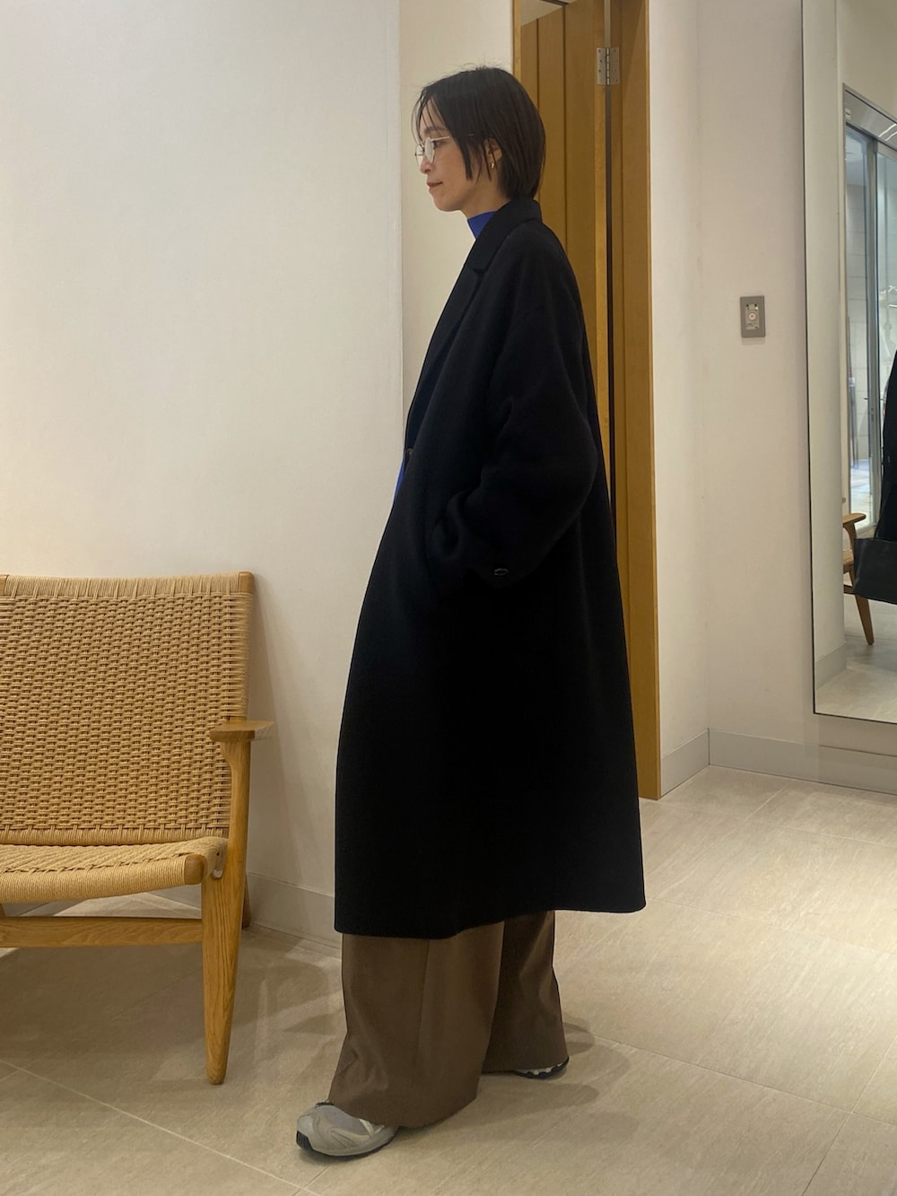 ブラウン系のその他パンツ、ホワイト系のシャツ/ブラウス、ブルー系のニット/セーターを着用したレディースの冬コーディネートの3枚目の写真