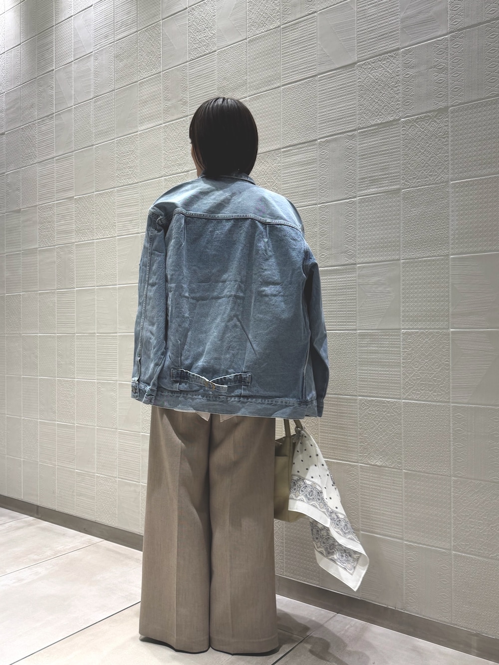 ブルー系のベスト、ベージュ系のシャツ/ブラウス、ホワイト系のTシャツ/カットソーを着用したレディースの冬コーディネートの3枚目の写真