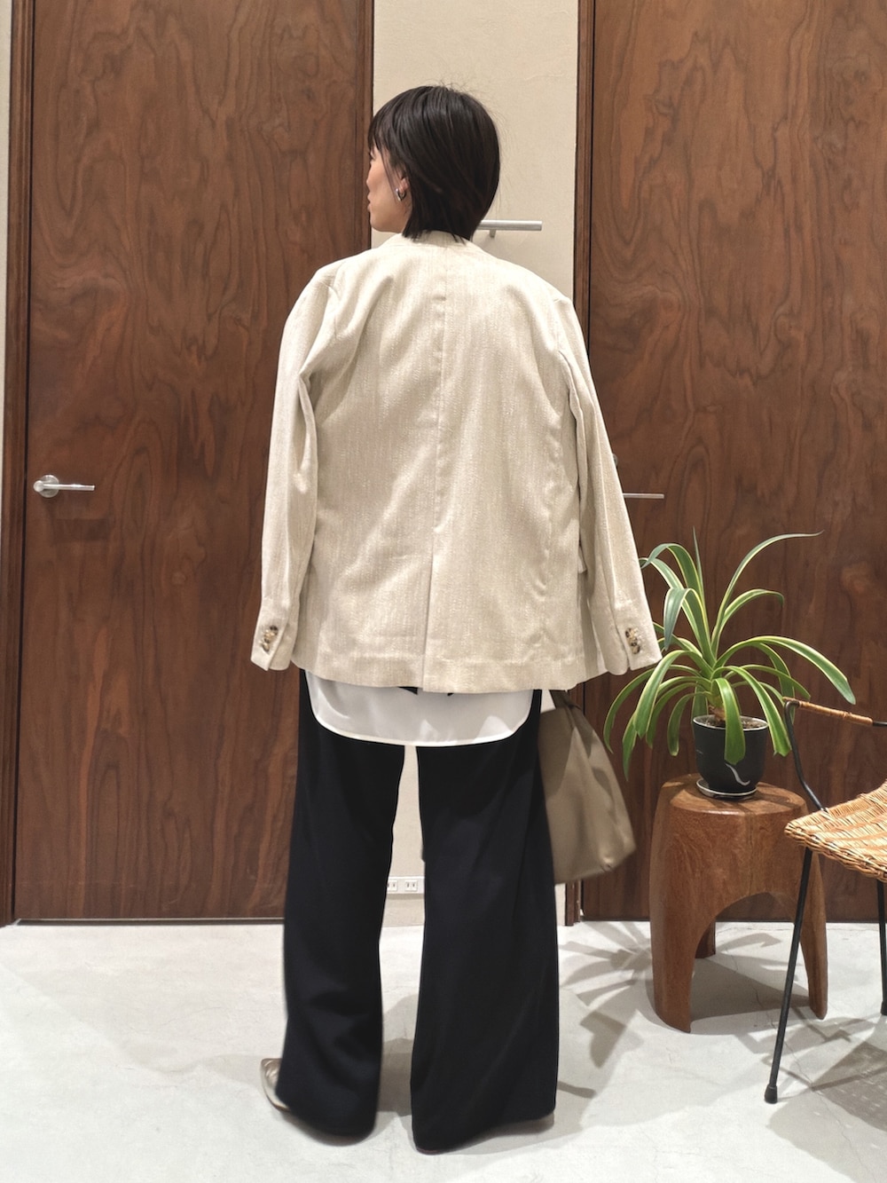 ブラック系のその他パンツ、ゴールド系のスリッポン、ブラック系のシャツ/ブラウスを着用したレディースの冬コーディネートの6枚目の写真