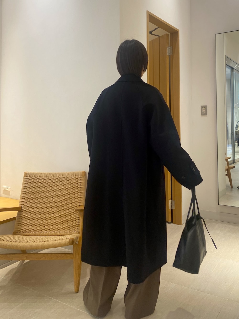 ブラウン系のその他パンツ、ホワイト系のシャツ/ブラウス、ブルー系のニット/セーターを着用したレディースの冬コーディネートの5枚目の写真