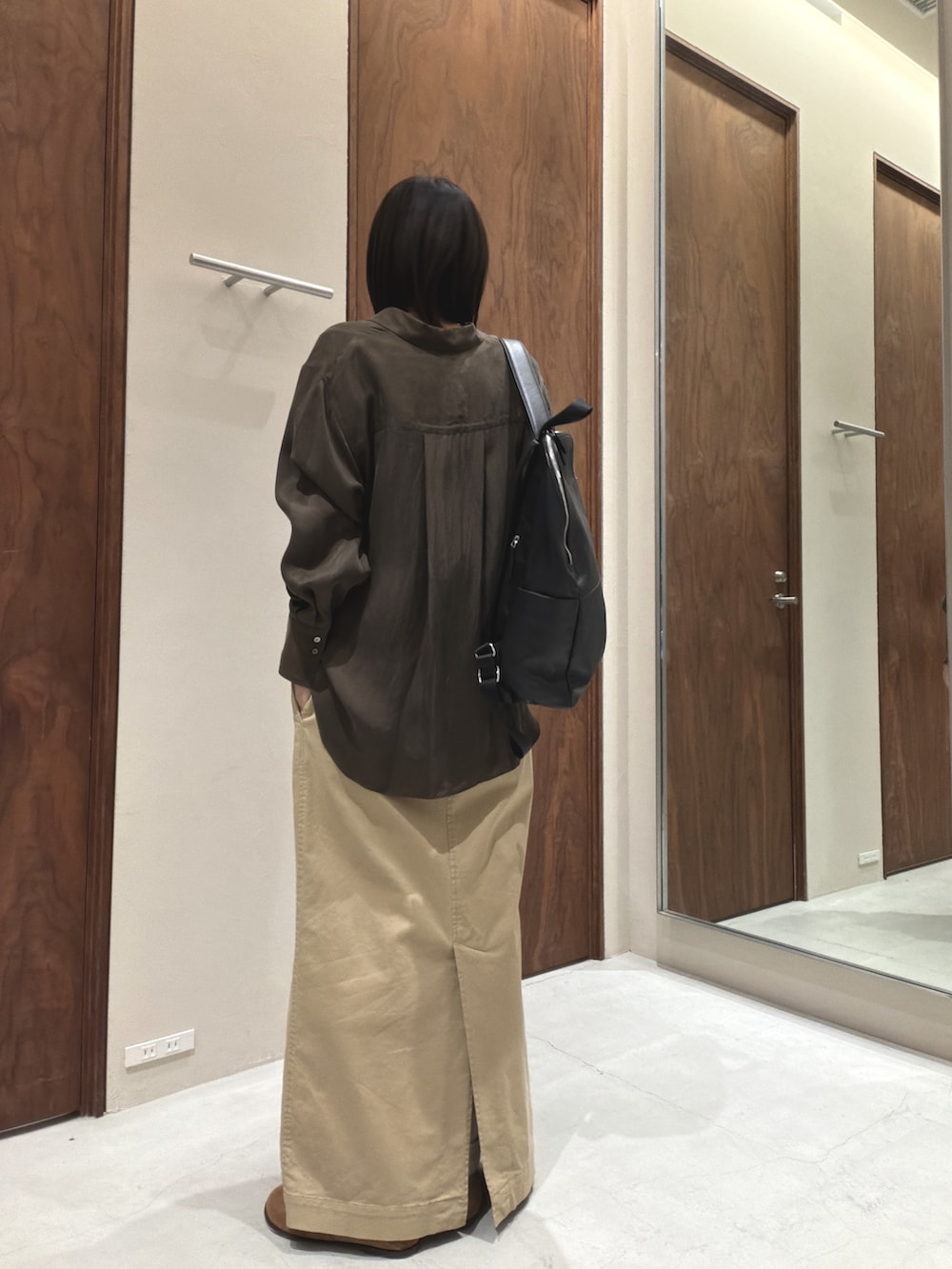 グリーン系のシャツ/ブラウス、ベージュ系のスカート、イエロー系のローファーを着用したレディースの春コーディネートの3枚目の写真