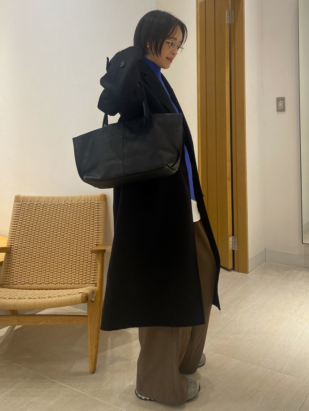 ブラウン系のその他パンツ、ホワイト系のシャツ/ブラウス、ブルー系のニット/セーターを着用したレディースの冬コーディネートの4枚目の写真