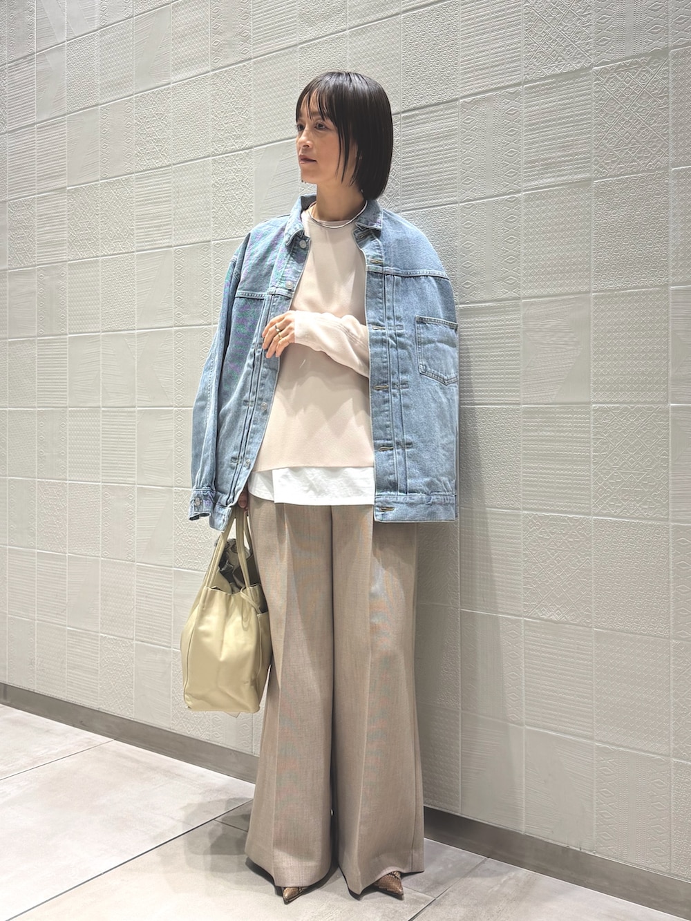 ブルー系のベスト、ベージュ系のシャツ/ブラウス、ホワイト系のTシャツ/カットソーを着用したレディースの冬コーディネートの6枚目の写真