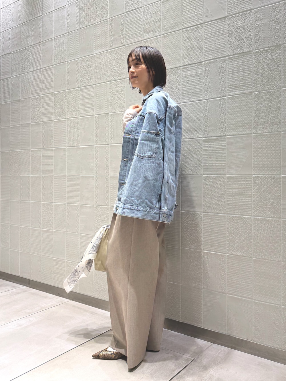 ブルー系のベスト、ベージュ系のシャツ/ブラウス、ホワイト系のTシャツ/カットソーを着用したレディースの冬コーディネートの7枚目の写真