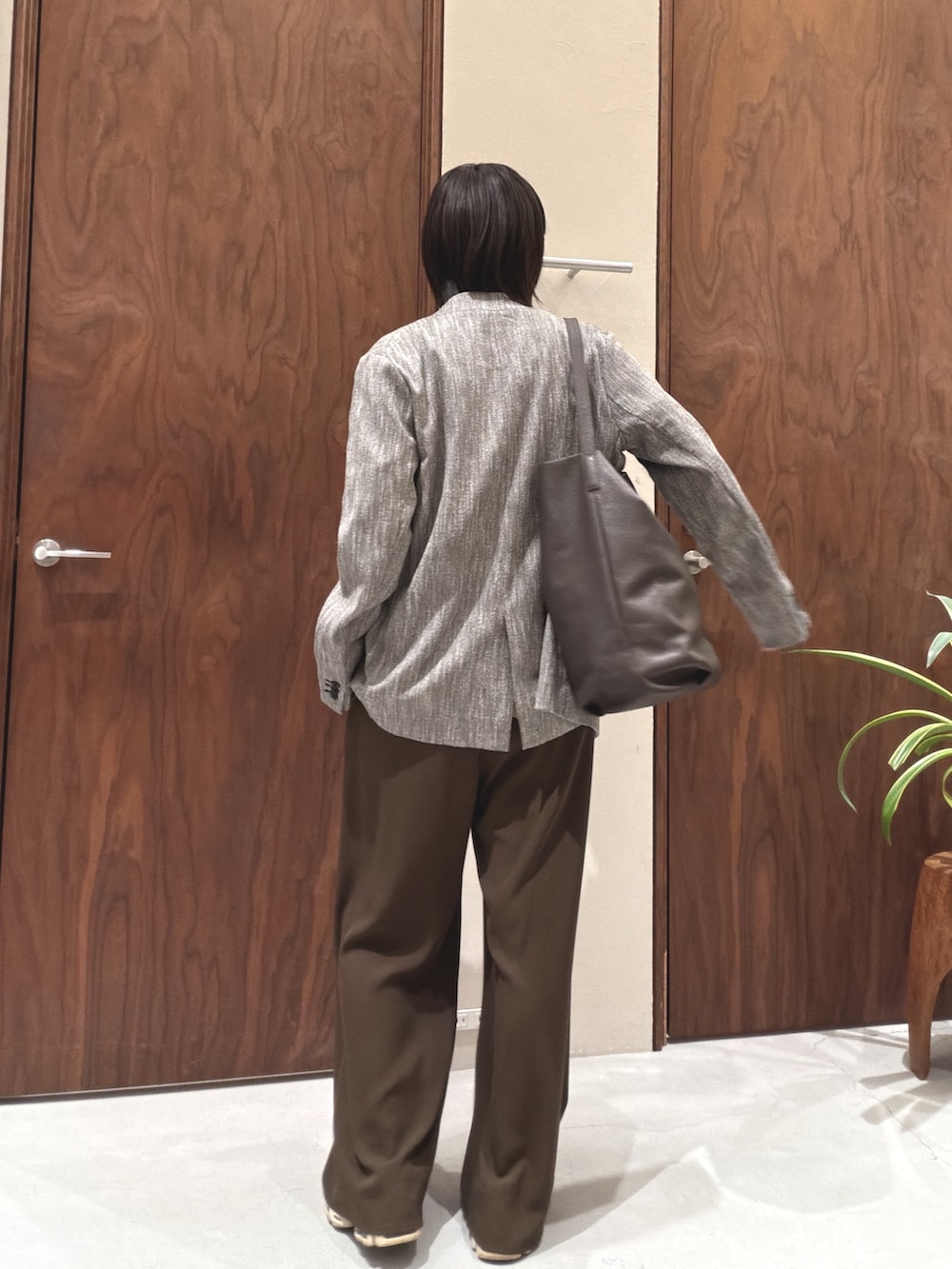 ブラック系のその他アウター、ベージュ系のTシャツ/カットソー、ブラウン系のショルダーバッグを着用したレディースの春コーディネートの4枚目の写真