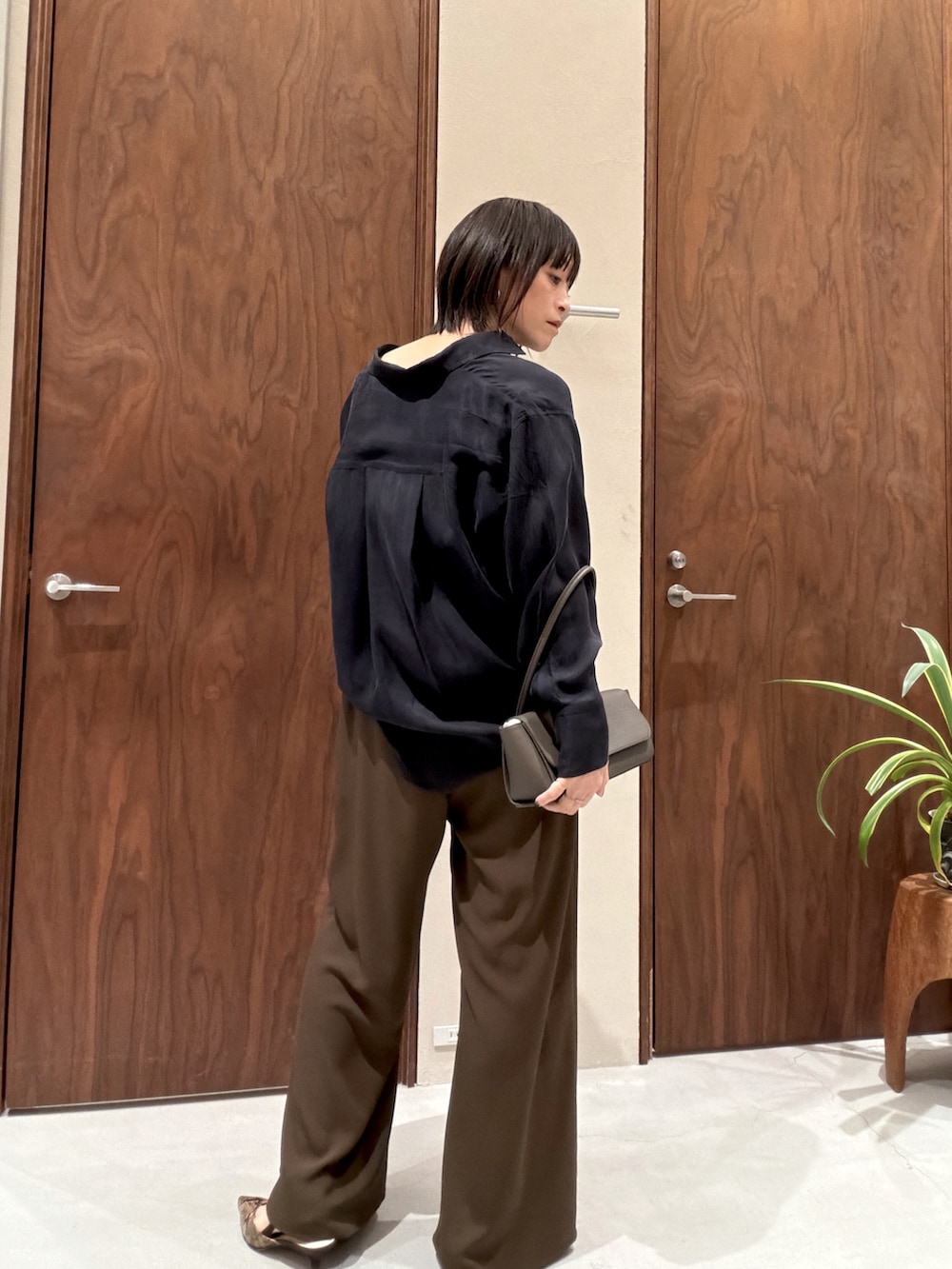 ブルー系のシャツ/ブラウス、ブラウン系のその他パンツ、ブラウン系のブーツを着用したレディースの春コーディネートの5枚目の写真