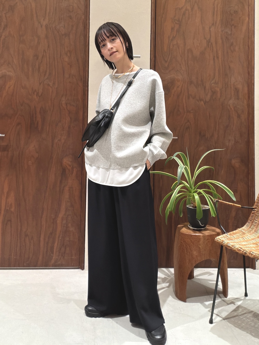 グレー系のTシャツ/カットソー、ブラック系のショルダーバッグ、ホワイト系のシャツ/ブラウスを着用したレディースの冬コーディネートの5枚目の写真