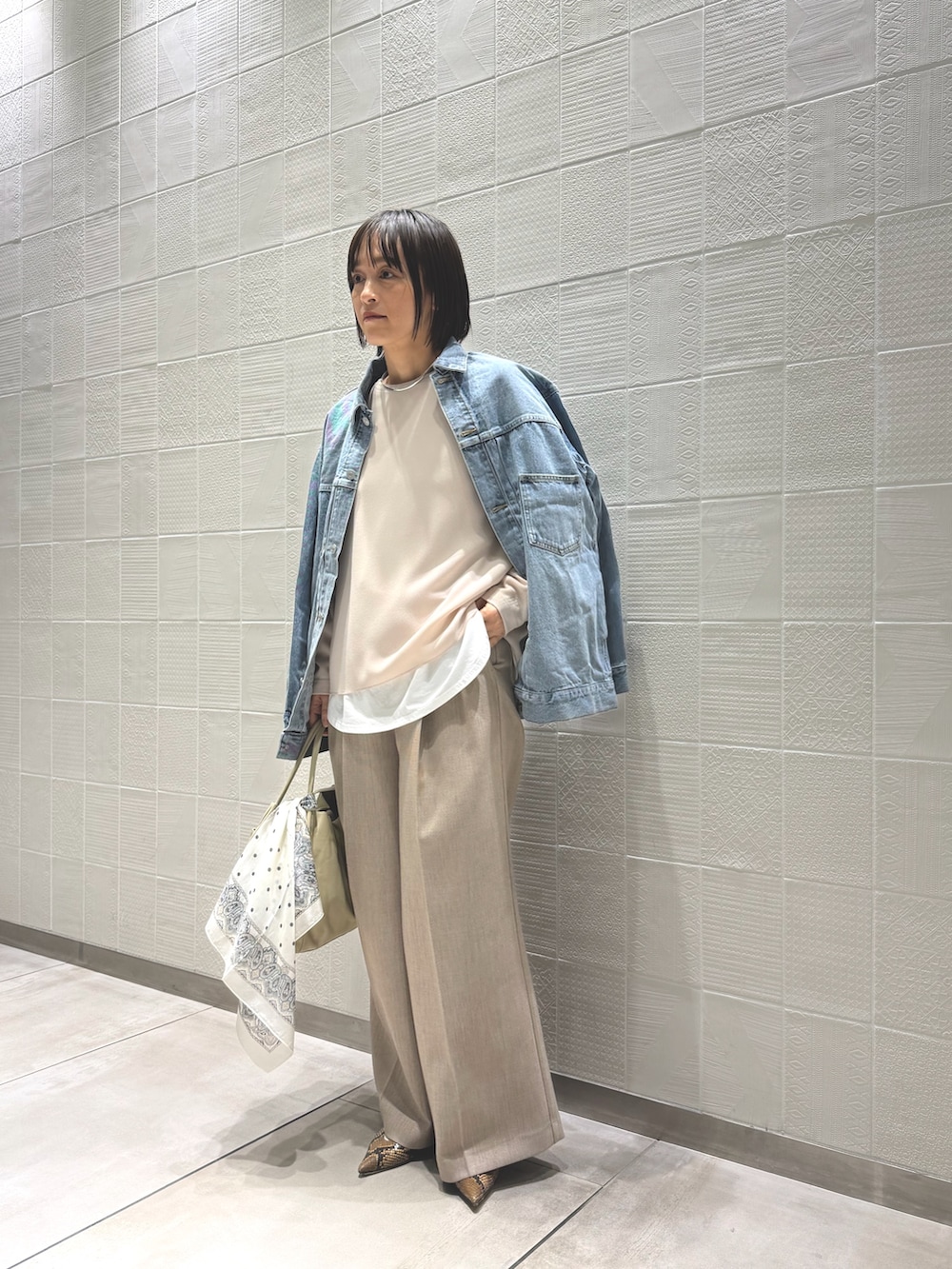 ブルー系のベスト、ベージュ系のシャツ/ブラウス、ホワイト系のTシャツ/カットソーを着用したレディースの冬コーディネートの2枚目の写真