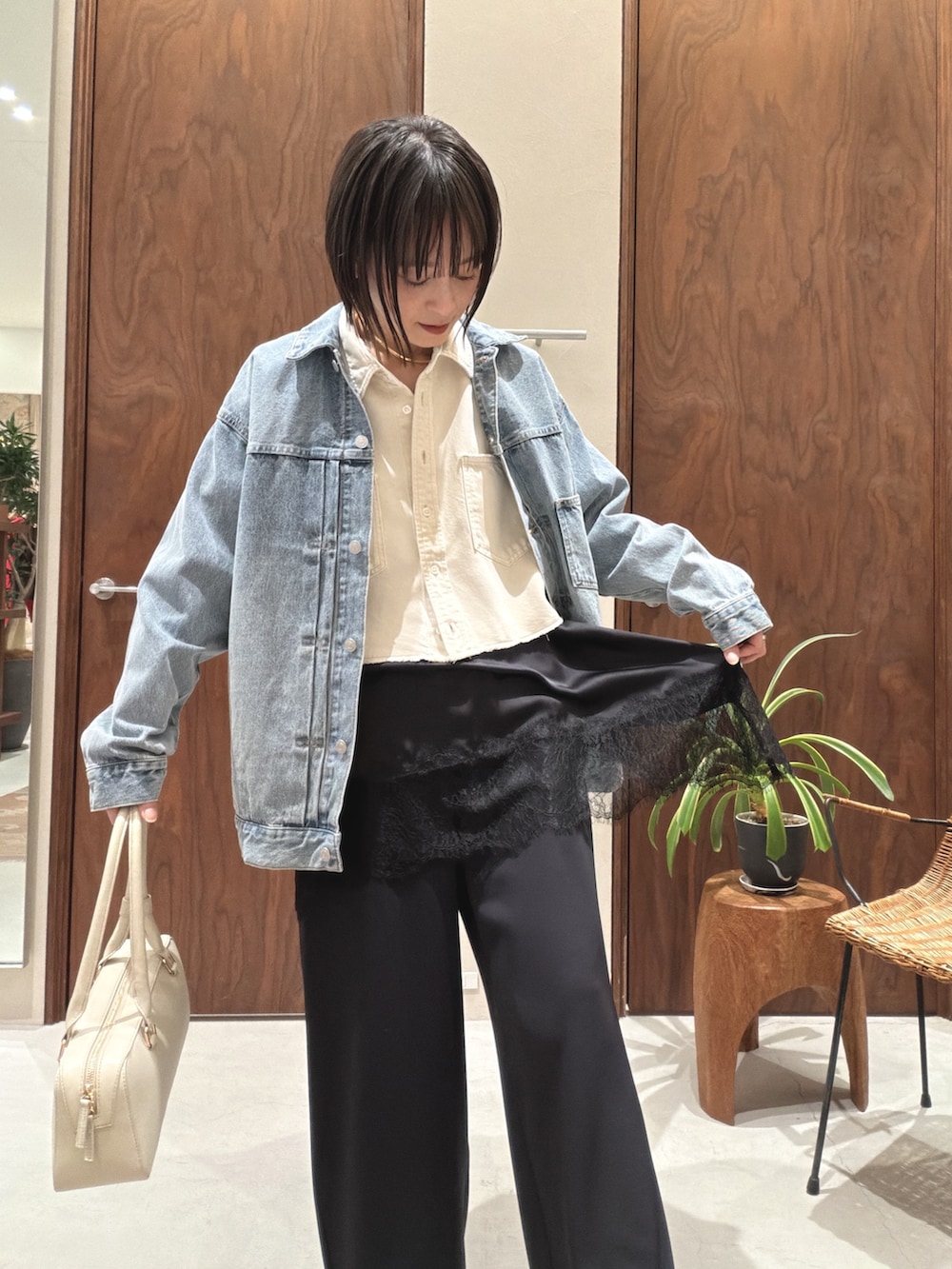 ブラック系のその他パンツ、ゴールド系のスリッポン、ブルー系のベストを着用したレディースの冬コーディネートの4枚目の写真