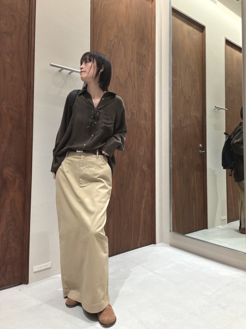 グリーン系のシャツ/ブラウス、ベージュ系のスカート、イエロー系のローファーを着用したレディースの春コーディネートの5枚目の写真