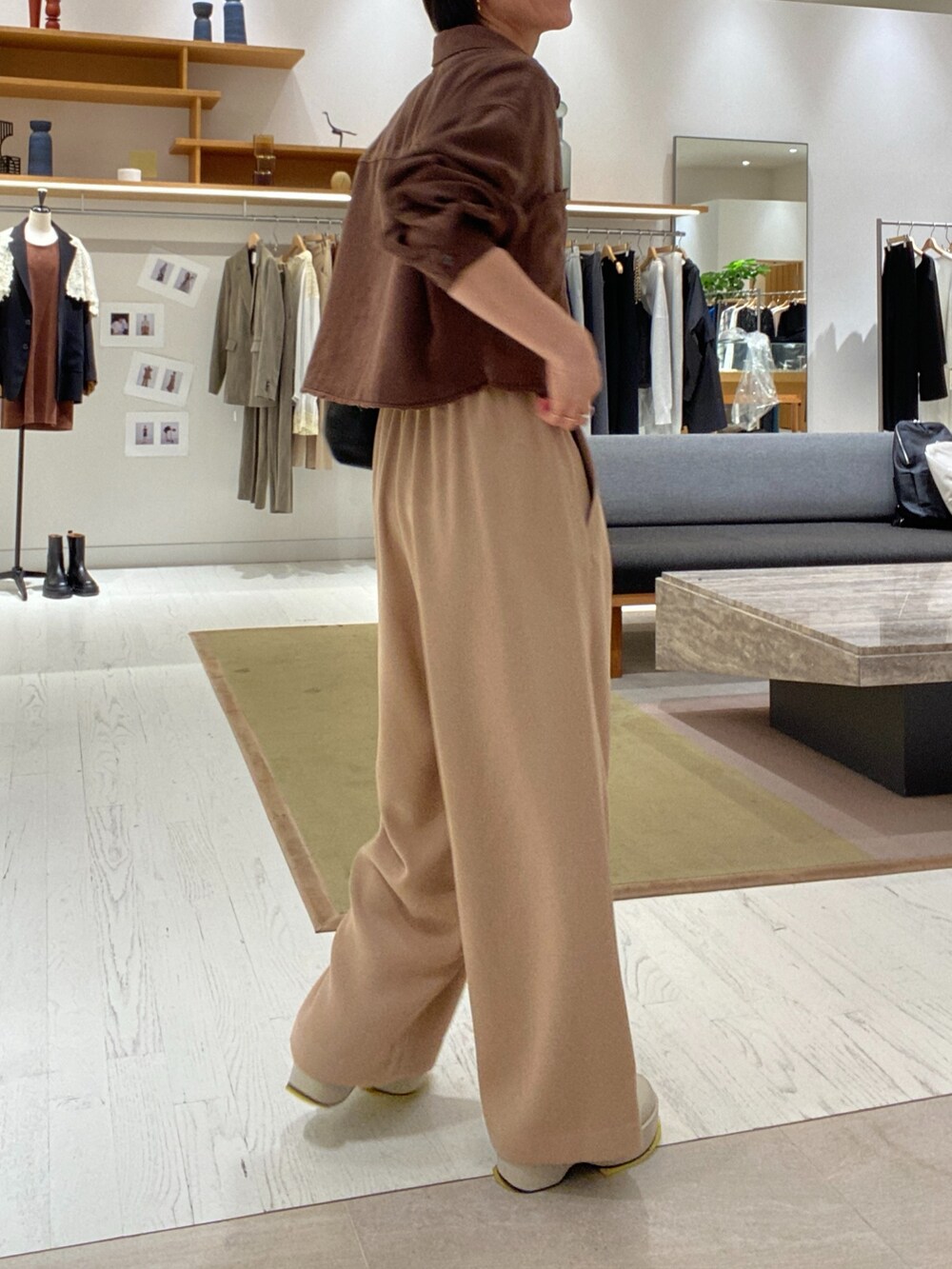 ブラウン系のシャツ/ブラウス、ベージュ系のその他パンツ、ベージュ系のブーツを着用したレディースの秋コーディネートの5枚目の写真