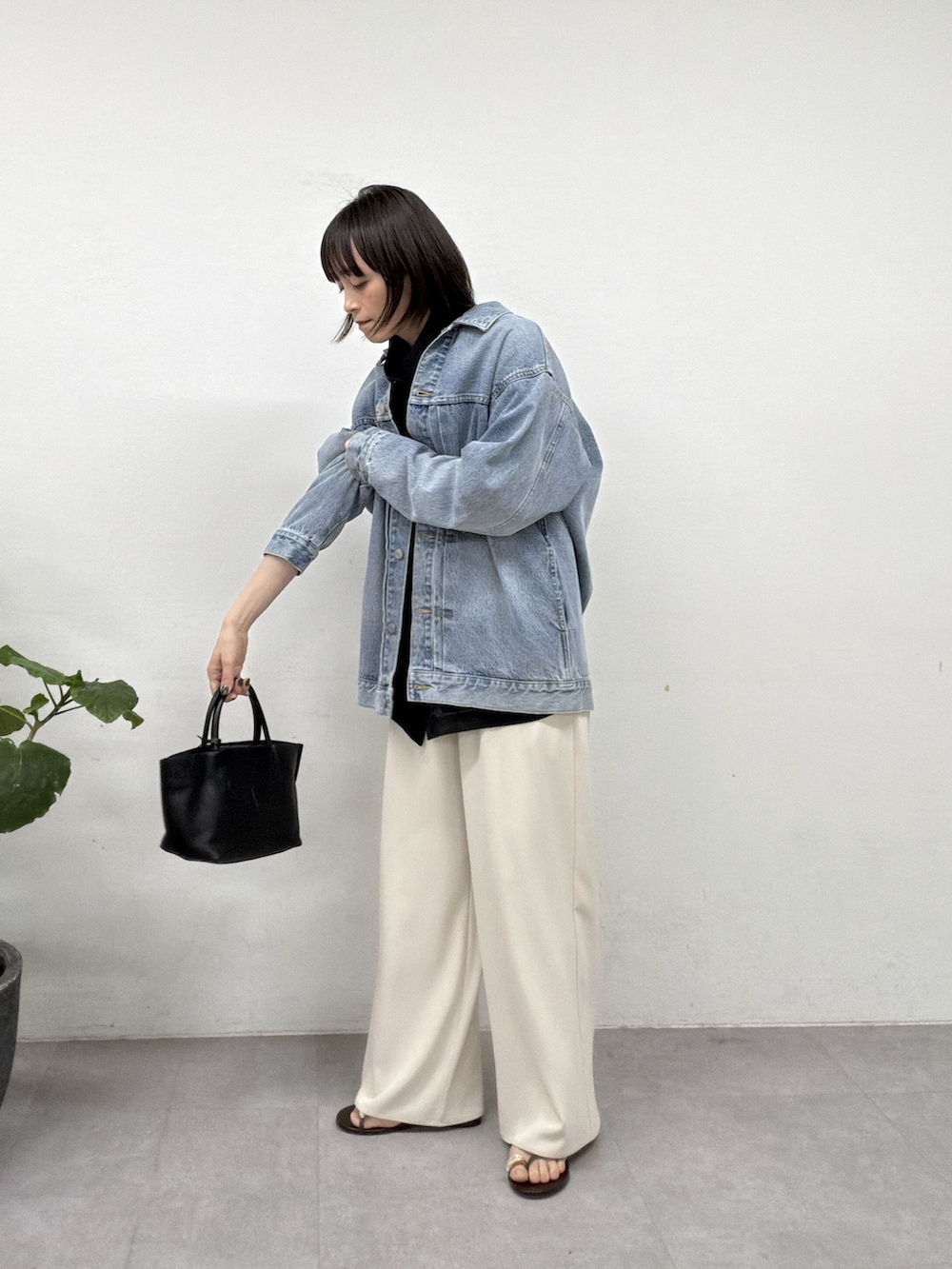 ブルー系のベスト、ブラック系のベスト、ベージュ系のその他パンツを着用したレディースの春コーディネートの4枚目の写真