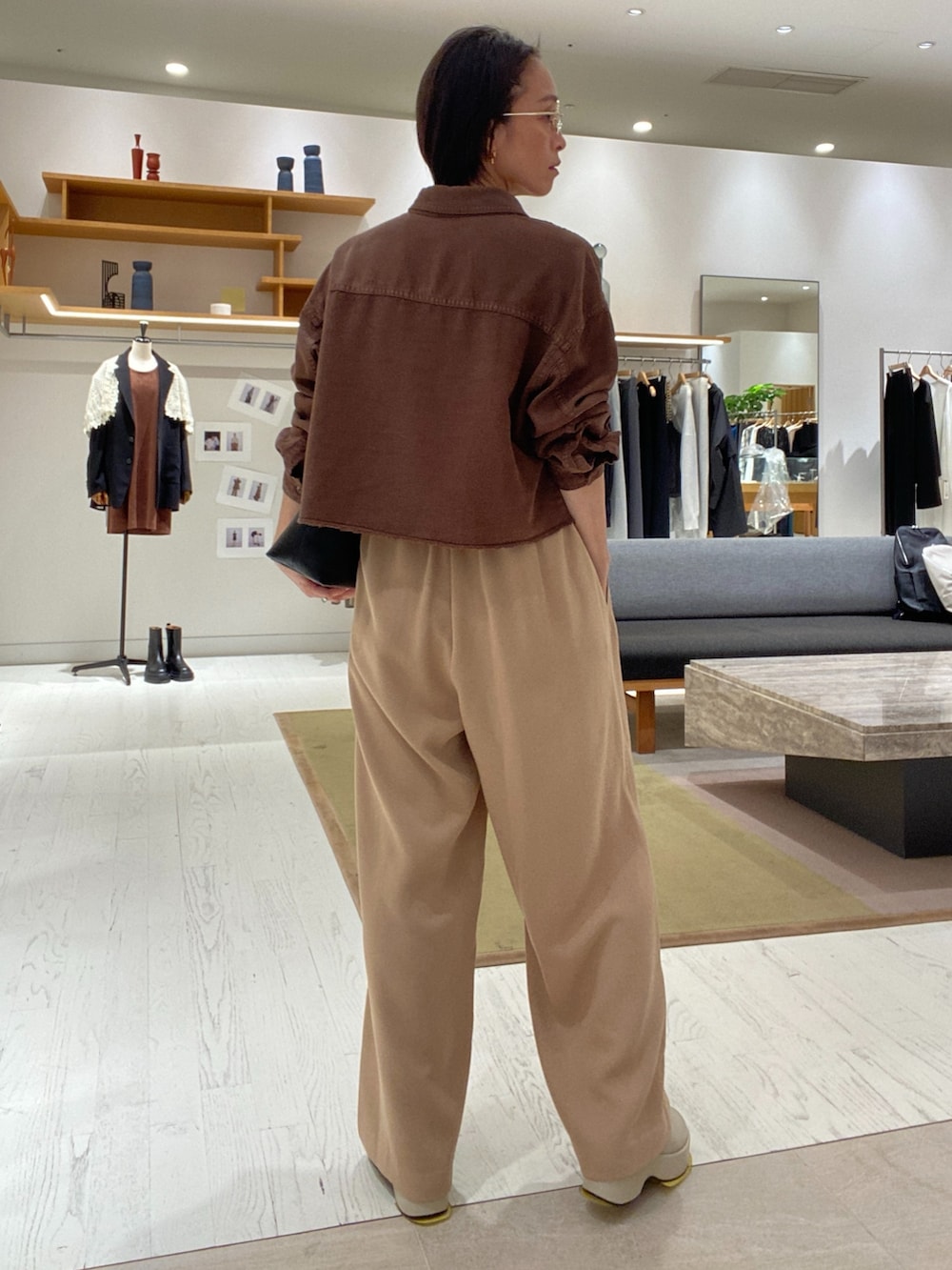 ブラウン系のシャツ/ブラウス、ベージュ系のその他パンツ、ベージュ系のブーツを着用したレディースの秋コーディネートの2枚目の写真