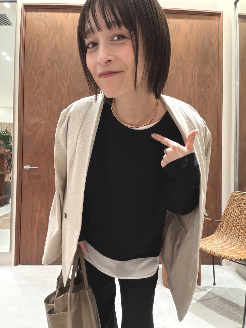 ブラック系のその他パンツ、ゴールド系のスリッポン、ブラック系のシャツ/ブラウスを着用したレディースの冬コーディネートの4枚目の写真