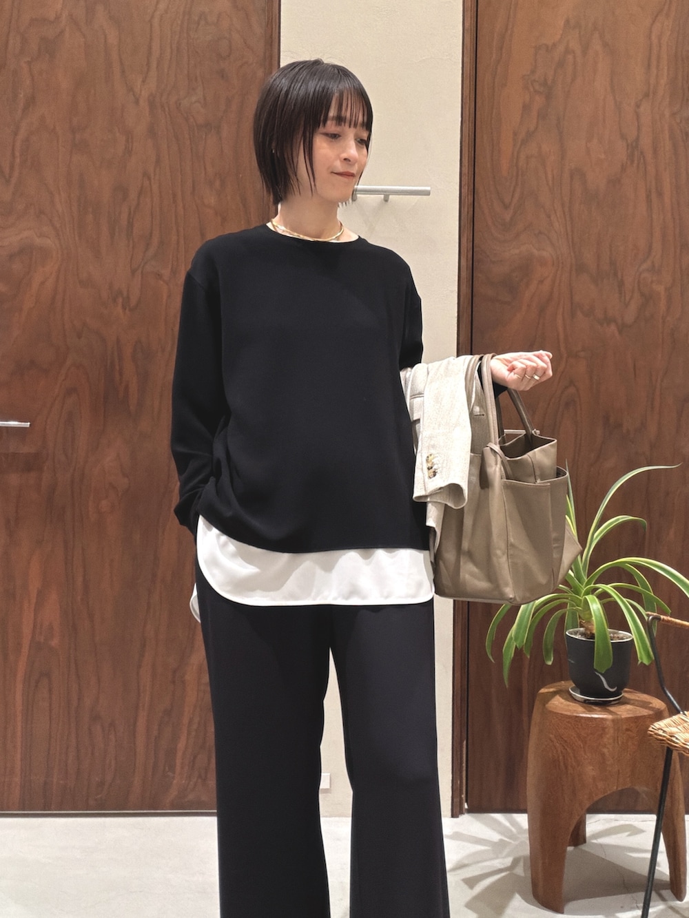 ブラック系のその他パンツ、ゴールド系のスリッポン、ブラック系のシャツ/ブラウスを着用したレディースの冬コーディネートの3枚目の写真