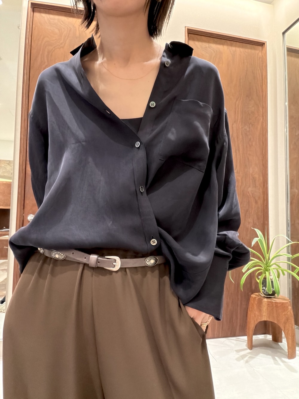 ブルー系のシャツ/ブラウス、ブラウン系のその他パンツ、ブラウン系のブーツを着用したレディースの春コーディネートの4枚目の写真