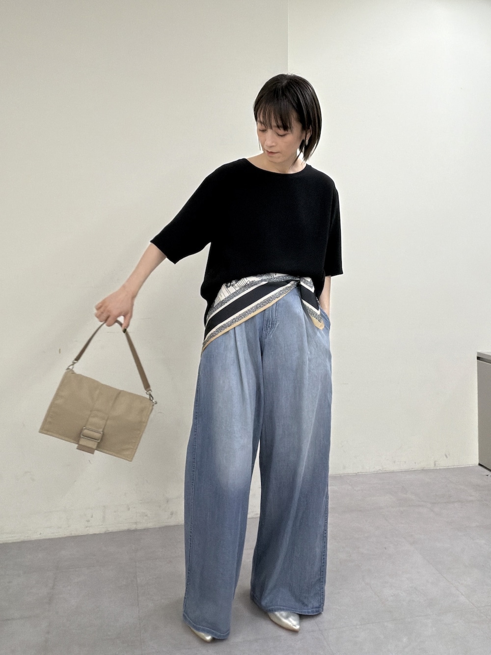 ブラック系のシャツ/ブラウス、ブルー系のその他パンツ、ゴールド系のスリッポンを着用したレディースの春コーディネートの2枚目の写真