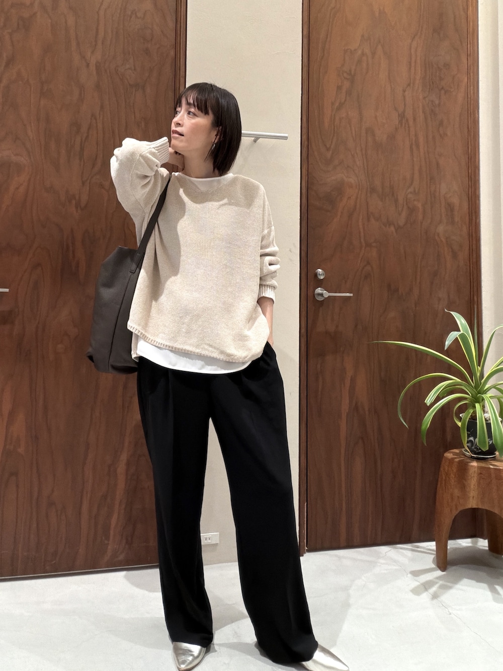 ホワイト系のシャツ/ブラウス、ブラウン系のショルダーバッグ、ブラック系のその他パンツを着用したレディースの春コーディネートの2枚目の写真