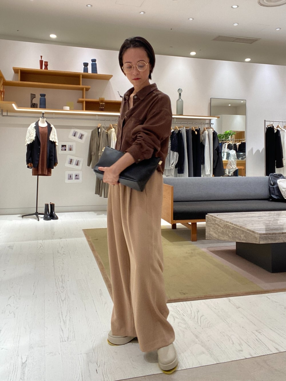 ブラウン系のシャツ/ブラウス、ベージュ系のその他パンツ、ベージュ系のブーツを着用したレディースの秋コーディネートの3枚目の写真