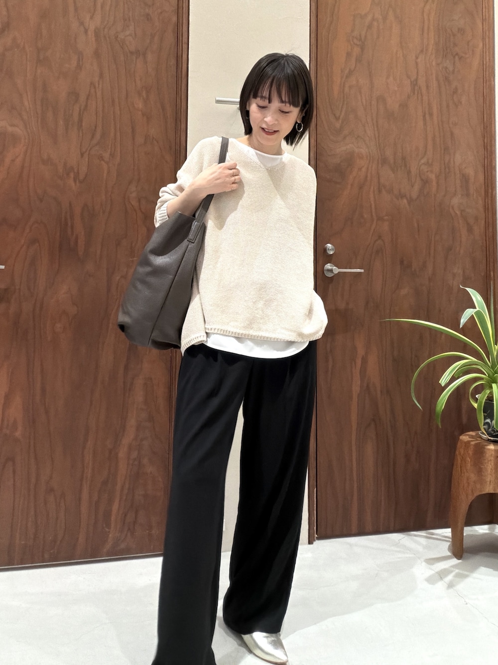 ホワイト系のシャツ/ブラウス、ブラウン系のショルダーバッグ、ブラック系のその他パンツを着用したレディースの春コーディネートの5枚目の写真