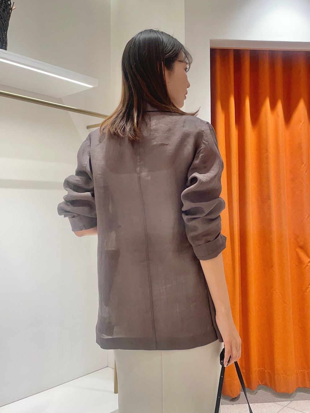 「ジャケット、ジャケットスタイル、ジャケットコーデ、ジャケット 、スカートコーデ、スカート、スカートスタイル、タイトスカート、タイトスカートコーデ、ミニバッグ、ミニバッグコーデ」｜「Whim GazetteのジャージーIラインロングスカート（スカート、ホワイト系）」を使った、wgmasagoさん（レディース・166cm）の春コーディネートの4枚目の写真