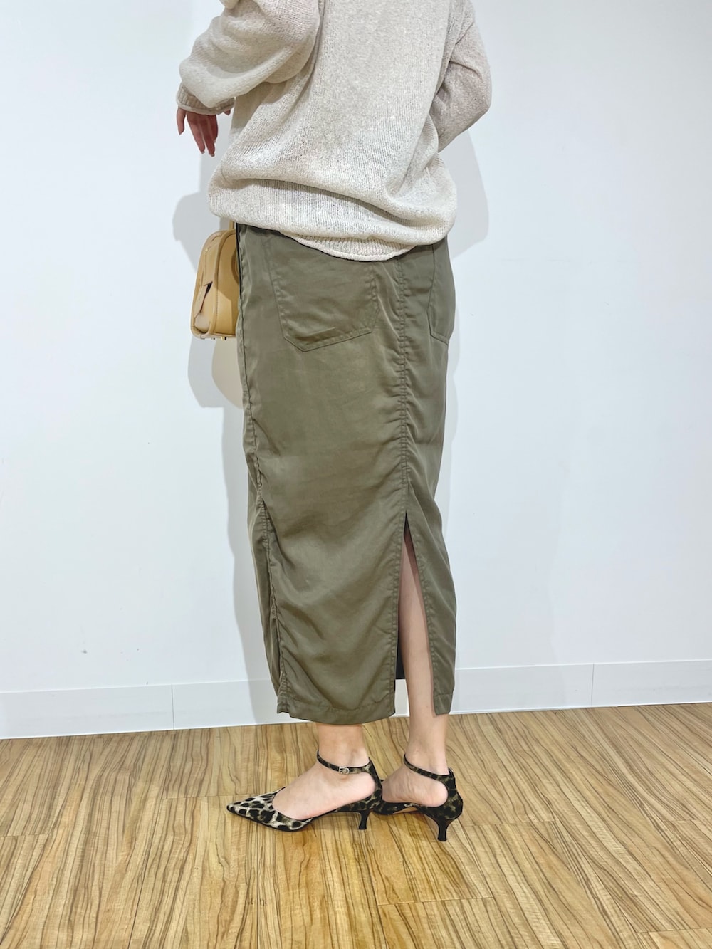 「タイトスカート、タイトスカートコーデ、メッシュ、メッシュニット、メッシュトップス、夏、夏コーデ、春、春コーデ、春夏コーデ、カジュアルコーデ、カジュアル」｜「Whim Gazetteのリネンメッシュプルオーバー（シャツ/ブラウス、ベージュ系）」を使った、wgmasagoさん（レディース・166cm）の春コーディネートの6枚目の写真