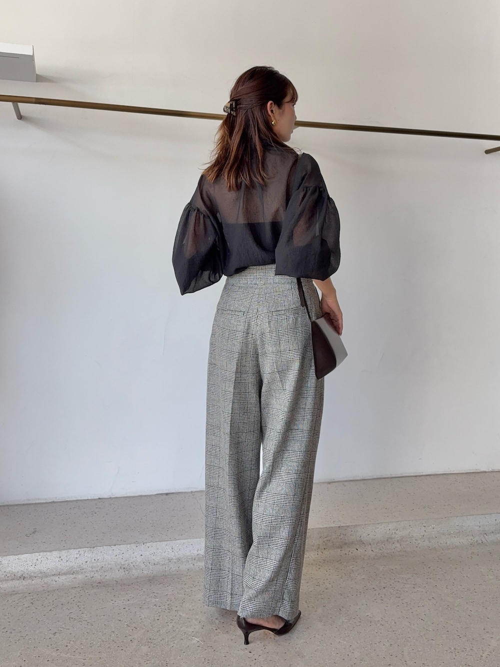 ブラック系のシャツ/ブラウス、グレー系のその他パンツ、ブラウン系のショルダーバッグを着用したレディースの夏コーディネートの2枚目の写真