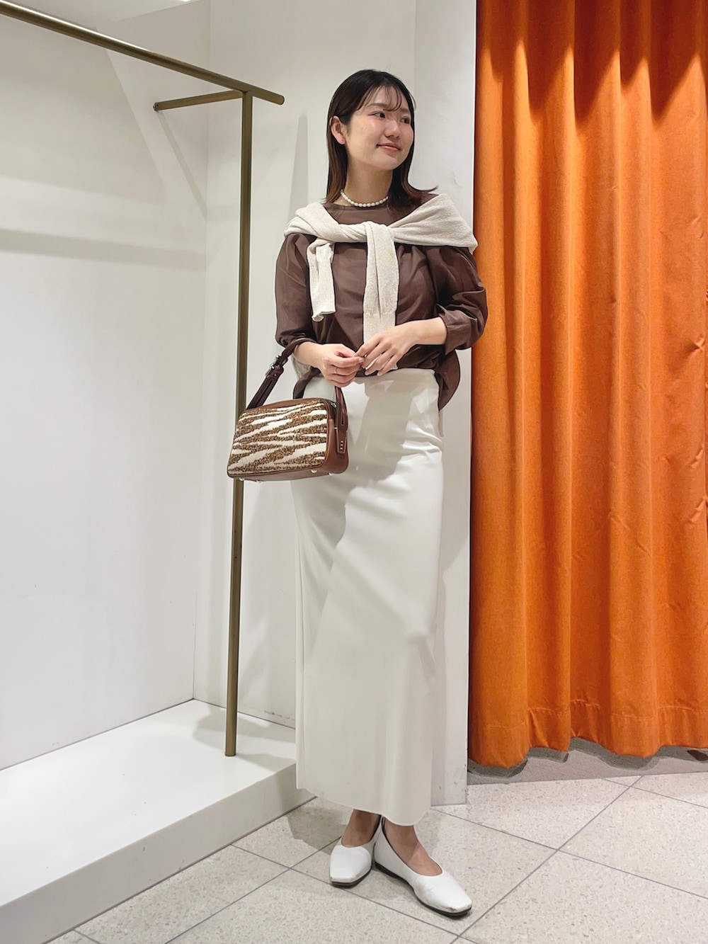 「お出かけ、お出かけコーデ、綺麗め、綺麗めコーデ、綺麗めカジュアル、タイトスカート、白スカート、ブラウス」｜「Whim Gazetteのシルクローンプルオーバーブラウス（シャツ/ブラウス、ブラウン系）」を使った、wgmasagoさん（レディース・166cm）の春コーディネートの2枚目の写真