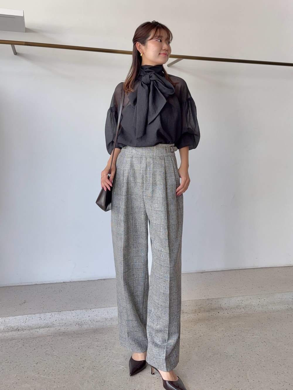 ブラック系のシャツ/ブラウス、グレー系のその他パンツ、ブラウン系のショルダーバッグを着用したレディースの夏コーディネートの3枚目の写真