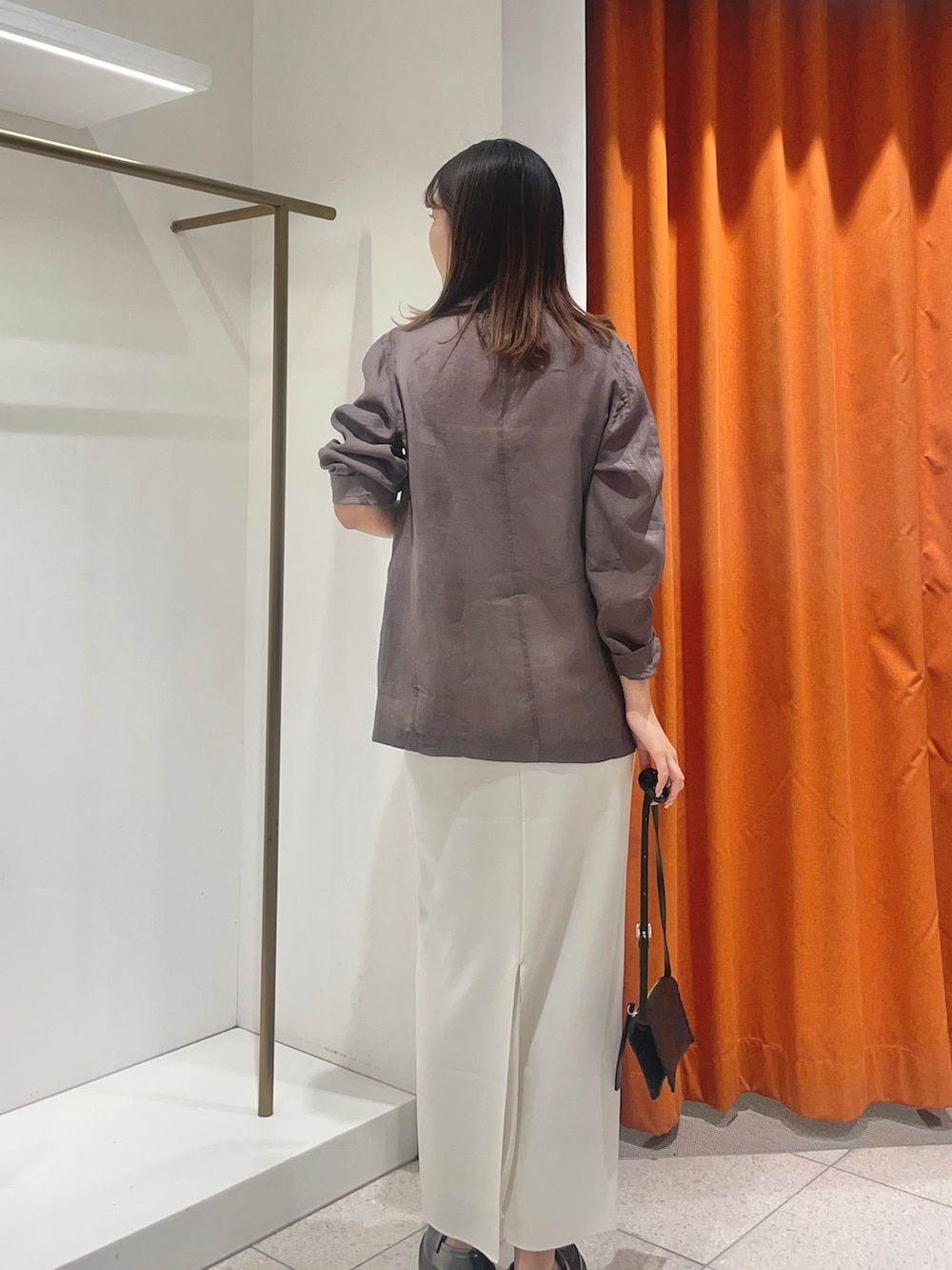 「タイトスカート、タイトスカートコーデ、ジャケット、ジャケットスタイル、ジャケットコーデ、ジャケット 、リネン、リネンシャツ、リネンジャケット」｜「Whim Gazetteのラミーダブルジャケット（テーラードジャケット、グレー系）」を使った、wgmasagoさん（レディース・166cm）の春コーディネートの2枚目の写真