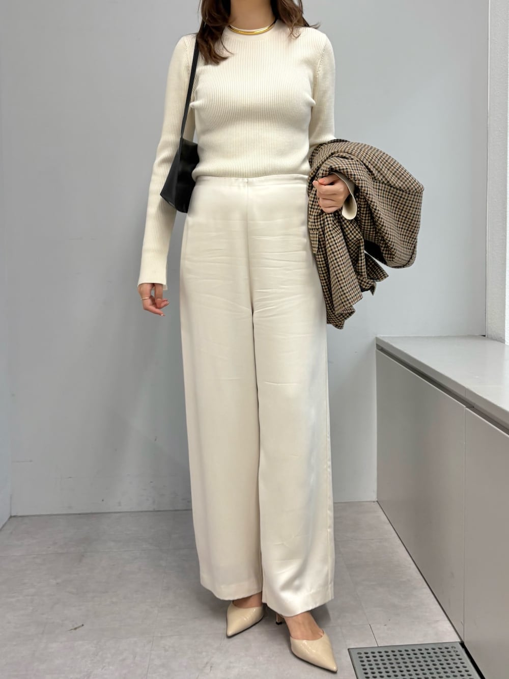 ブラウン系のテーラードジャケット、ホワイト系のニット/セーター、ホワイト系のその他パンツを着用したレディースの秋コーディネートの7枚目の写真