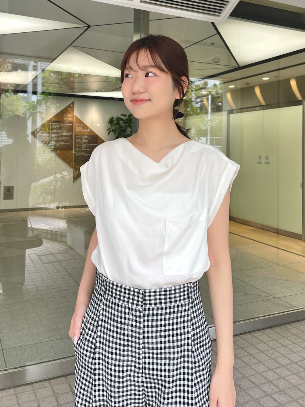 「オフィス、オフィスカジュアル、オフィススタイル、オフィスコーデ、オフィスカジュアルスタイル、ol、OL、OLコーデ、お仕事コーデ、ノースリーブ、ノースリーブブラウス」｜「Whim Gazetteのサテンワッシャーノースリーブブラウス（シャツ/ブラウス、ホワイト系）」を使った、wgmasagoさん（レディース・166cm）の春コーディネートの4枚目の写真