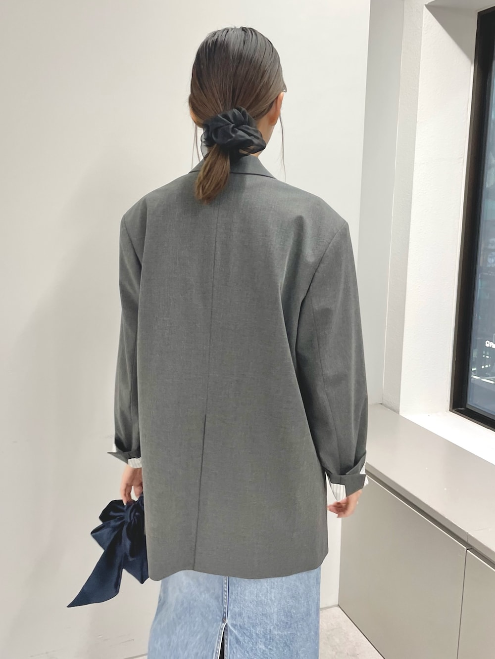 「綺麗め、綺麗めコーデ、綺麗めカジュアル、綺麗めスタイル、デニムスカート、デニムスカート 、デニムスカートコーデ、Tシャツ、Tシャツコーデ」｜「THE PAUSEの【THE PAUSE】Lemon Tシャツ（Tシャツ/カットソー、グレー系）」を使った、wgmasagoさん（レディース・166cm）の春コーディネートの4枚目の写真