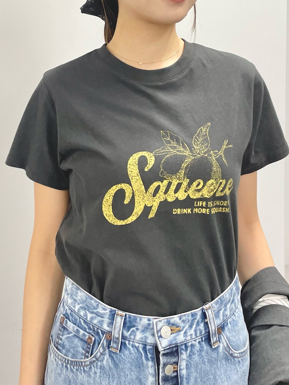 「綺麗め、綺麗めコーデ、綺麗めカジュアル、綺麗めスタイル、デニムスカート、デニムスカート 、デニムスカートコーデ、Tシャツ、Tシャツコーデ」｜「THE PAUSEの【THE PAUSE】Lemon Tシャツ（Tシャツ/カットソー、グレー系）」を使った、wgmasagoさん（レディース・166cm）の春コーディネートの6枚目の写真