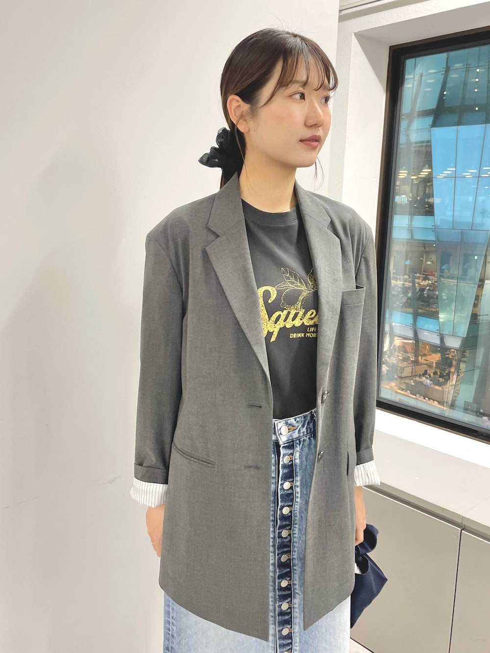 「綺麗め、綺麗めコーデ、綺麗めカジュアル、綺麗めスタイル、デニムスカート、デニムスカート 、デニムスカートコーデ、Tシャツ、Tシャツコーデ」｜「THE PAUSEの【THE PAUSE】Lemon Tシャツ（Tシャツ/カットソー、グレー系）」を使った、wgmasagoさん（レディース・166cm）の春コーディネートの2枚目の写真