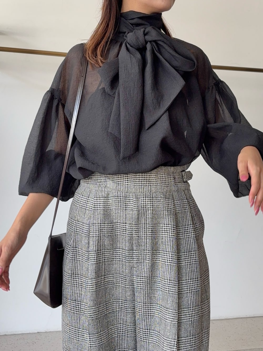 ブラック系のシャツ/ブラウス、グレー系のその他パンツ、ブラウン系のショルダーバッグを着用したレディースの夏コーディネートの4枚目の写真