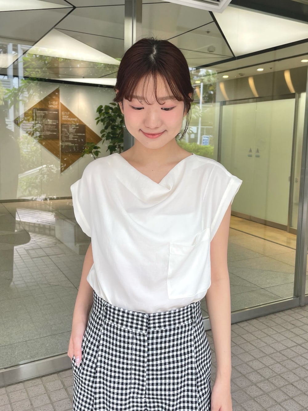 「オフィス、オフィスカジュアル、オフィススタイル、オフィスコーデ、オフィスカジュアルスタイル、ol、OL、OLコーデ、お仕事コーデ、ノースリーブ、ノースリーブブラウス」｜「Whim Gazetteのサテンワッシャーノースリーブブラウス（シャツ/ブラウス、ホワイト系）」を使った、wgmasagoさん（レディース・166cm）の春コーディネートの3枚目の写真