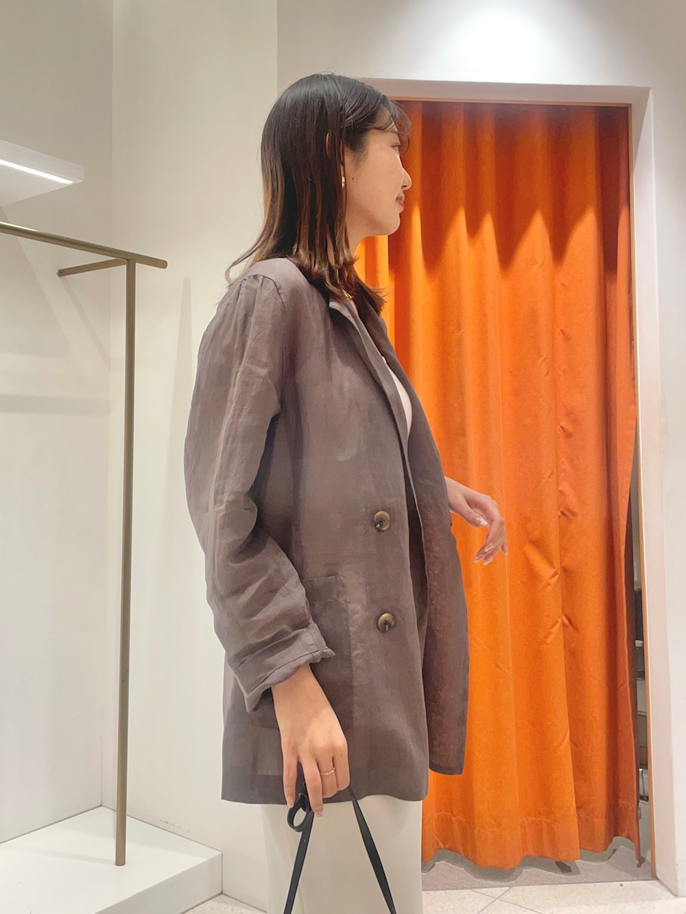 「タイトスカート、タイトスカートコーデ、ジャケット、ジャケットスタイル、ジャケットコーデ、ジャケット 、リネン、リネンシャツ、リネンジャケット」｜「Whim Gazetteのラミーダブルジャケット（テーラードジャケット、グレー系）」を使った、wgmasagoさん（レディース・166cm）の春コーディネートの3枚目の写真