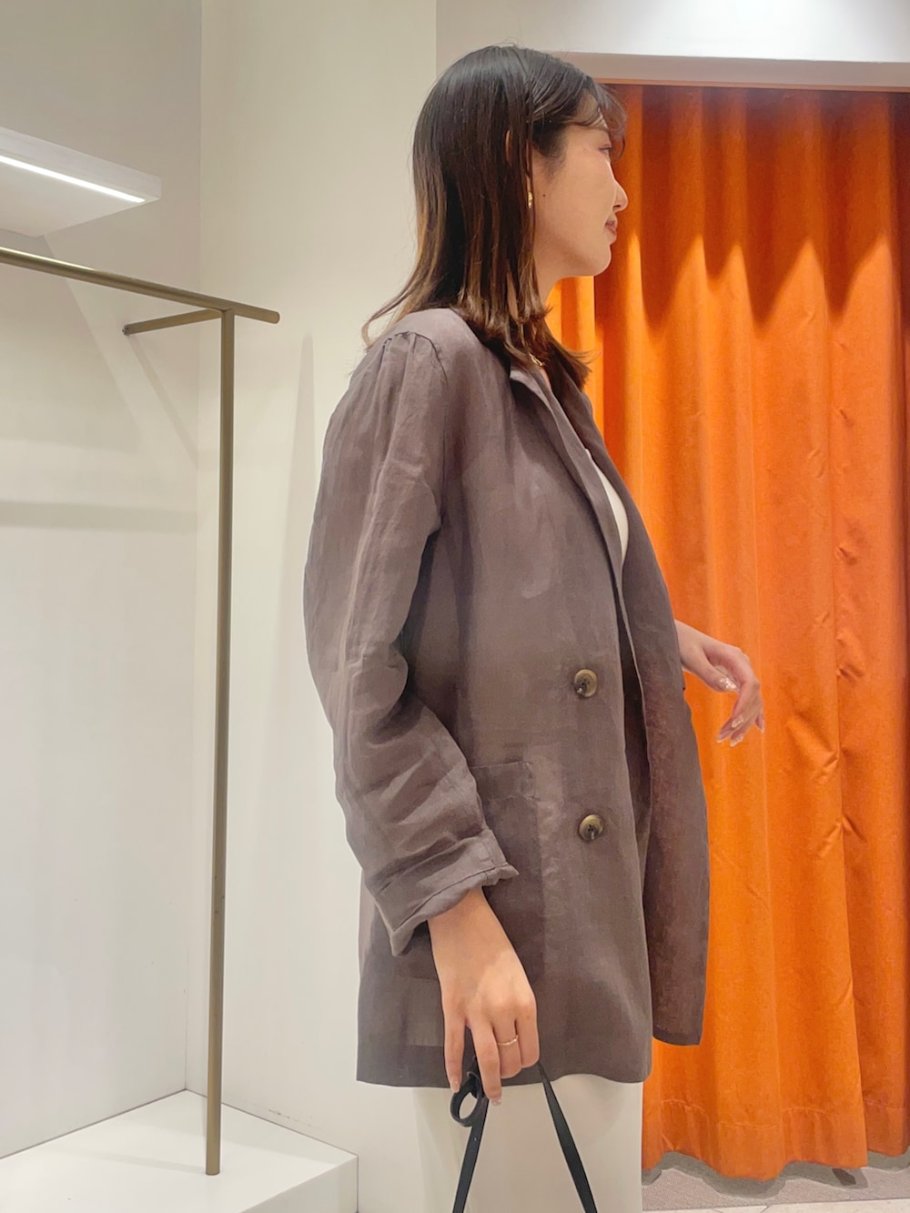 「ジャケット、ジャケットスタイル、ジャケットコーデ、ジャケット 、スカートコーデ、スカート、スカートスタイル、タイトスカート、タイトスカートコーデ、ミニバッグ、ミニバッグコーデ」｜「Whim GazetteのジャージーIラインロングスカート（スカート、ホワイト系）」を使った、wgmasagoさん（レディース・166cm）の春コーディネートの5枚目の写真