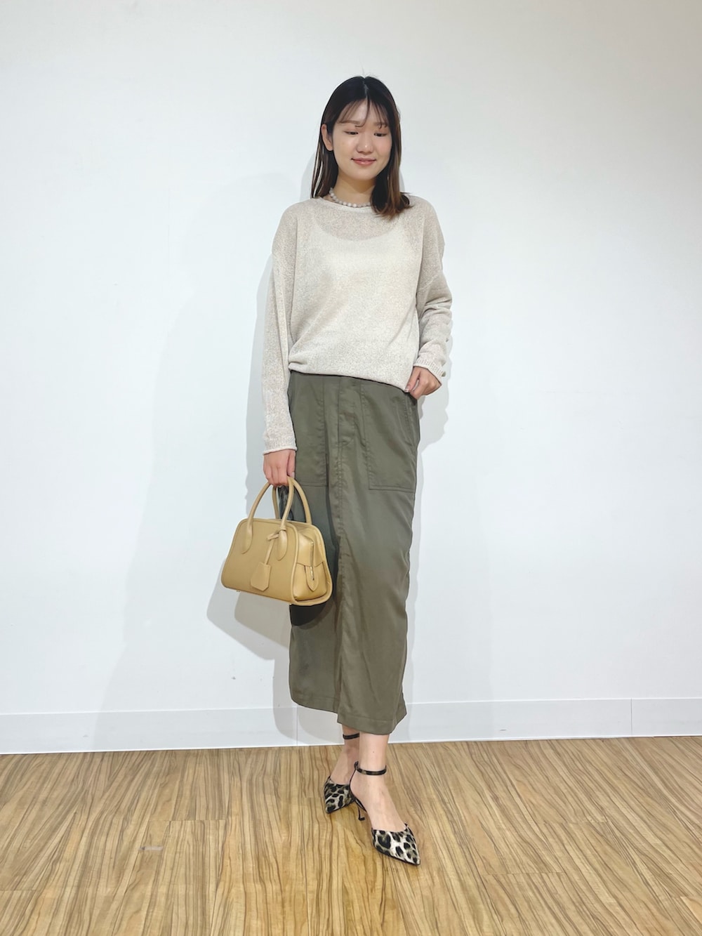 「タイトスカート、タイトスカートコーデ、メッシュ、メッシュニット、メッシュトップス、夏、夏コーデ、春、春コーデ、春夏コーデ、カジュアルコーデ、カジュアル」｜「Whim Gazetteのリネンメッシュプルオーバー（シャツ/ブラウス、ベージュ系）」を使った、wgmasagoさん（レディース・166cm）の春コーディネートの2枚目の写真