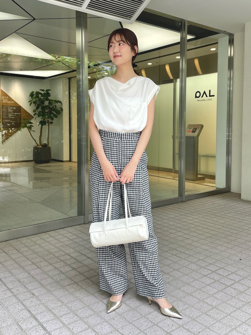「オフィス、オフィスカジュアル、オフィススタイル、オフィスコーデ、オフィスカジュアルスタイル、ol、OL、OLコーデ、お仕事コーデ、ノースリーブ、ノースリーブブラウス」｜「Whim Gazetteのサテンワッシャーノースリーブブラウス（シャツ/ブラウス、ホワイト系）」を使った、wgmasagoさん（レディース・166cm）の春コーディネートの5枚目の写真